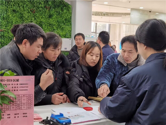 群众办理现场。 巫山县融媒体中心供图 华龙网发