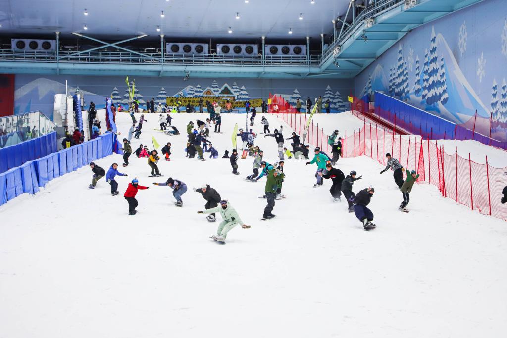 追光 |“一座城市,十个雪场” 南方人为了滑雪有多拼-新华网重庆频道