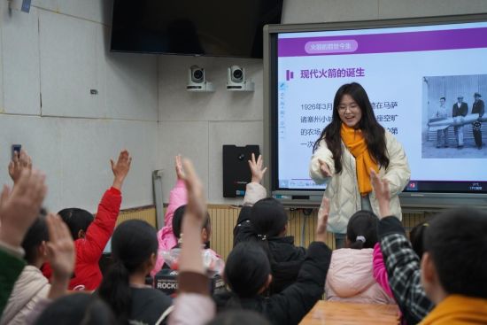 图为实践队成员为孩子们讲解火箭知识。张子涵 摄