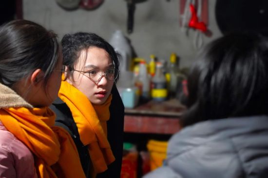 图为实践队成员在乡村调研。张子涵 摄