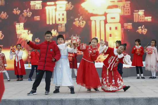 图为学生在开学典礼上“玩灯笼”。重庆市北碚区两江春晖小学 供图