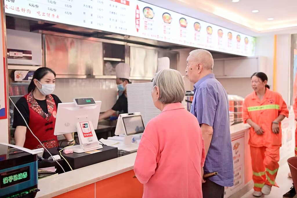 社區居民在共享健康食堂點餐。熊桂偉 攝