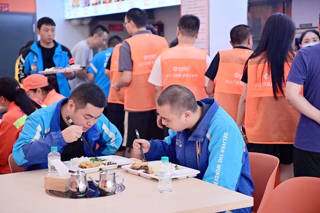 眾多戶外勞動者用餐。熊桂偉 攝