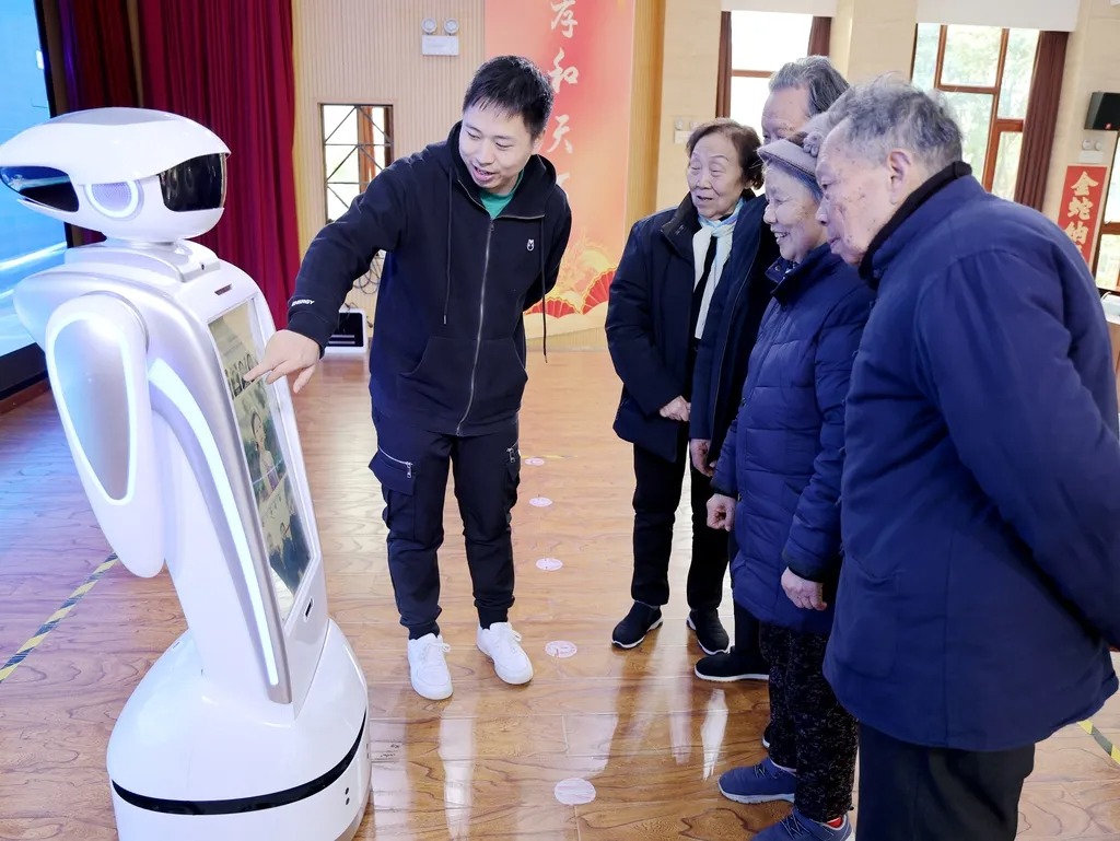 老人们与机器人“裴裴”互动。重庆市第一社会福利院供图