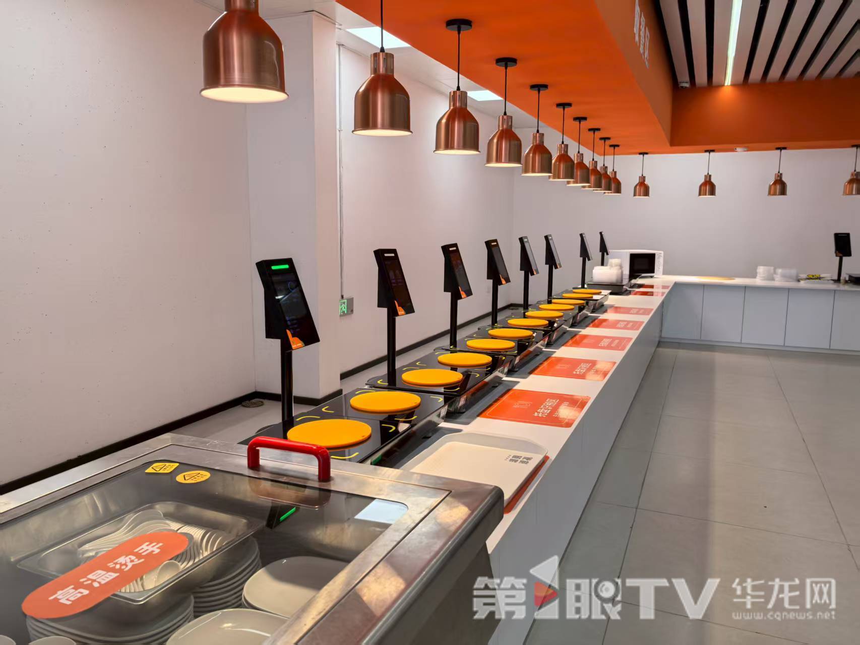 位于江北区观音桥街道渝北社区的数字食堂。第1眼TV-华龙网 李舒 摄