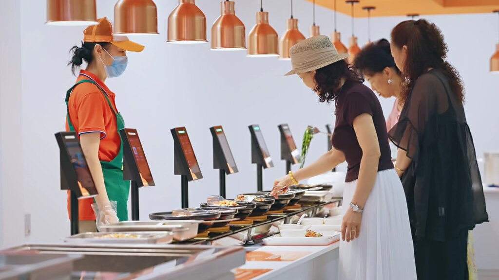 居民在数字食堂用餐。江北区观音桥街道渝北社区供图