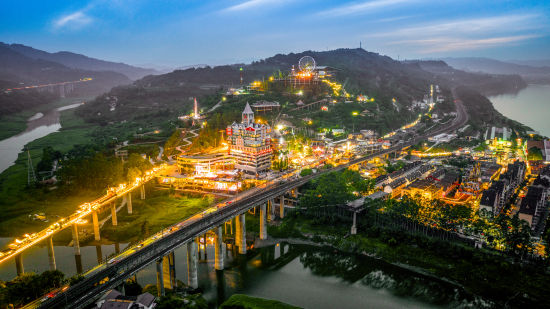 图为景区灯火辉煌。景区供图