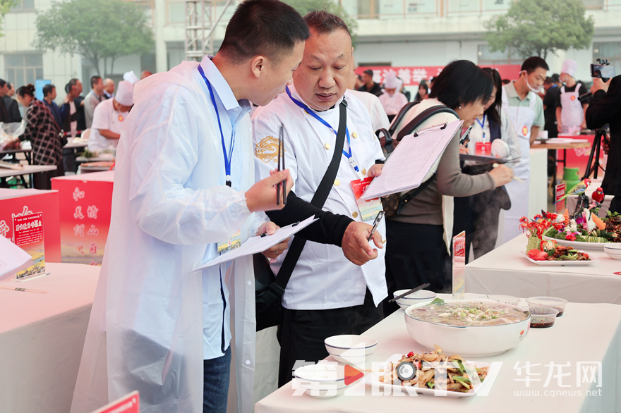 评委对菜品进行现场打分。第1眼TV-华龙网记者 张颖绿荞 摄