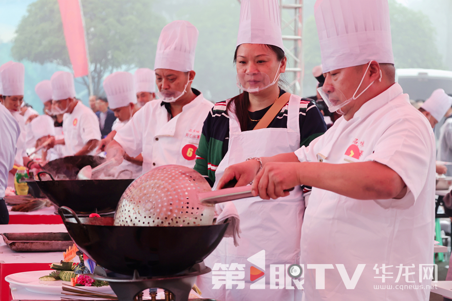 来自永川区、江津区共21支代表队同台竞技,进行厨艺比拼。第1眼TV-华龙网记者 张颖绿荞 摄