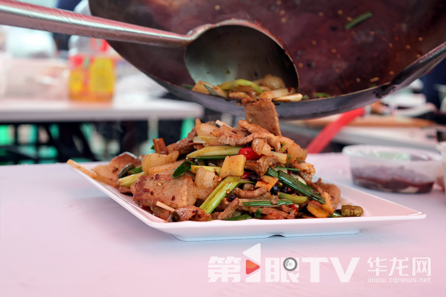 其中一道指定菜品为地方特色菜“永川豆豉炒回锅肉”。第1眼TV-华龙网记者 张颖绿荞 摄