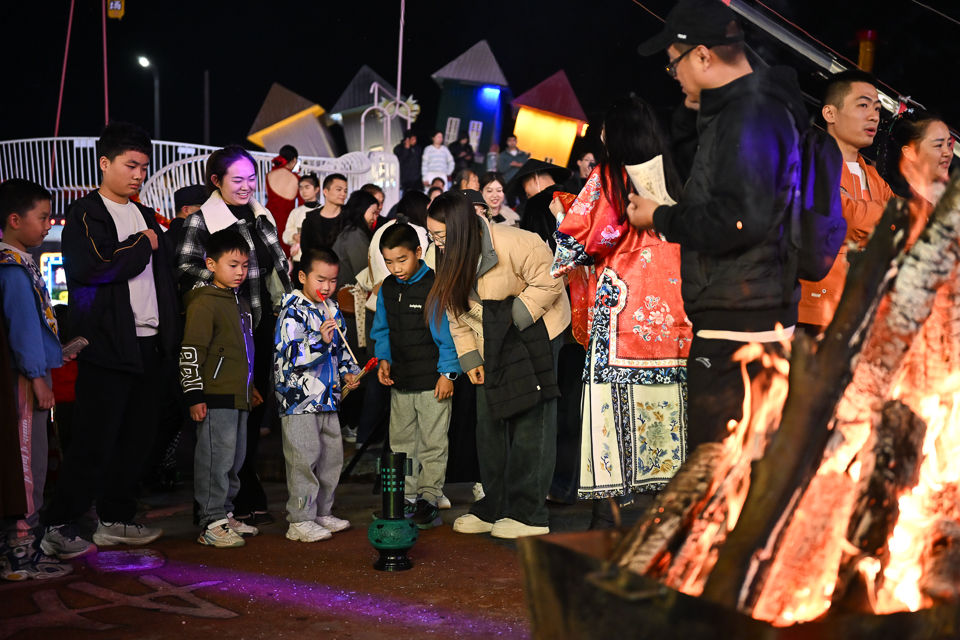 图为小朋友们在“穿越时空奇妙夜”上体验投壶。 记者 何蓬磊 摄