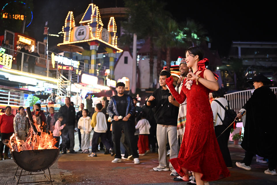 图为中外游客在“穿越时空奇妙夜”共舞。 记者 何蓬磊 摄