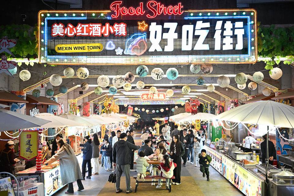 图为游客在“穿越时空奇妙夜”的好吃街里选购美食。 记者 何蓬磊 摄