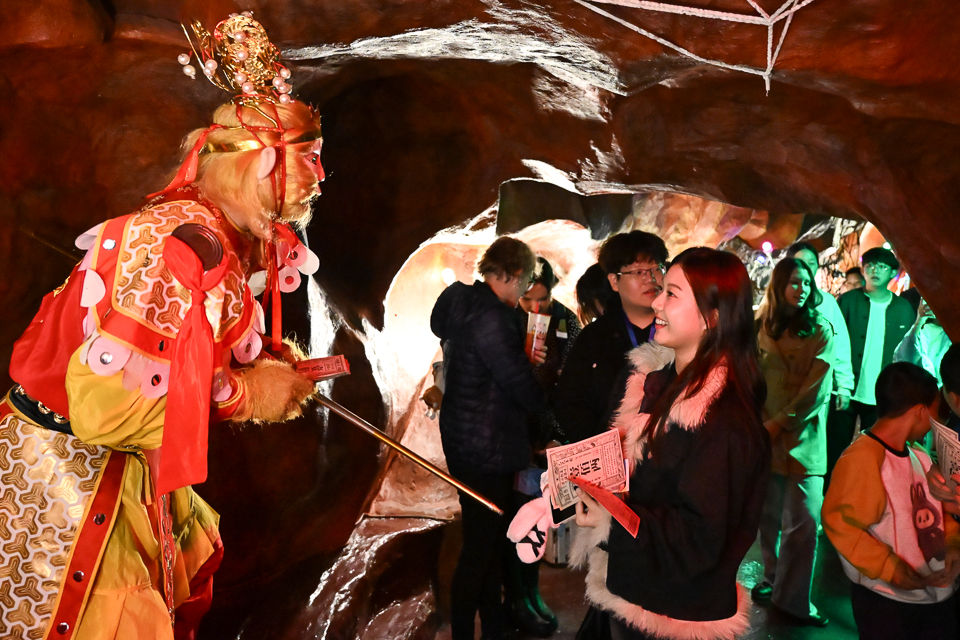 图为游客在“穿越时空奇妙夜”上游玩。 记者 何蓬磊 摄