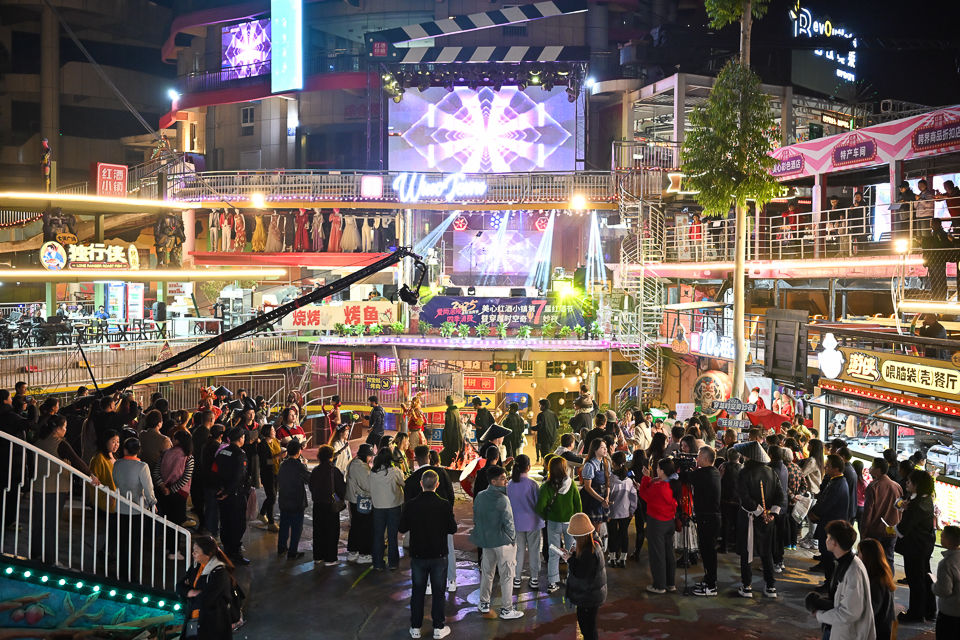 图为涪陵美心红酒小镇“穿越时空奇妙夜“现场。 记者 何蓬磊 摄