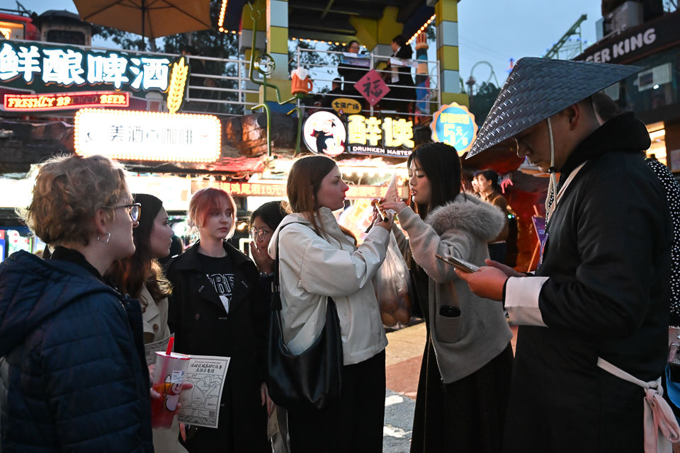 图为外国游客在“穿越时空奇妙夜”上打卡。 记者 何蓬磊 摄