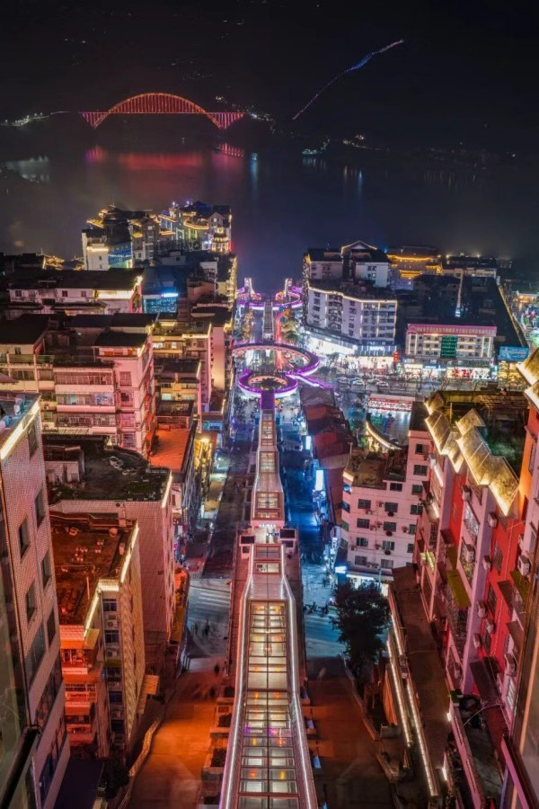 神女大扶梯夜景。巫山文旅委供图