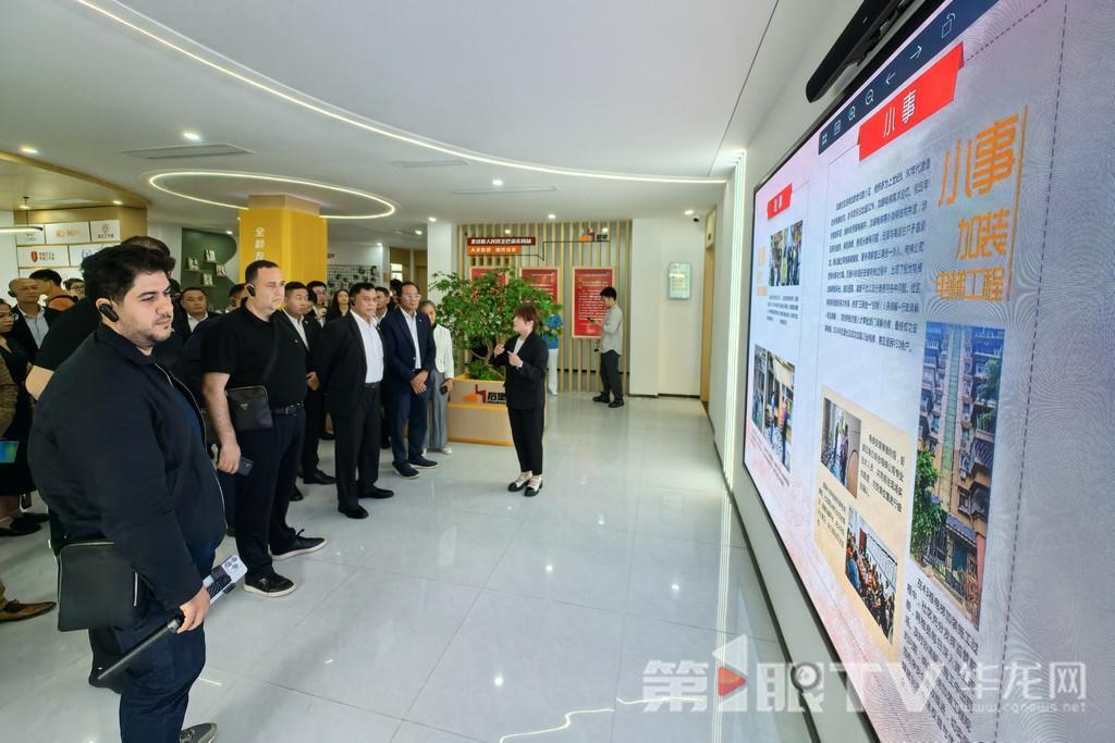 嘉宾们来到南坪街道后堡社区参观。第1眼TV-华龙网记者 石涛 摄
