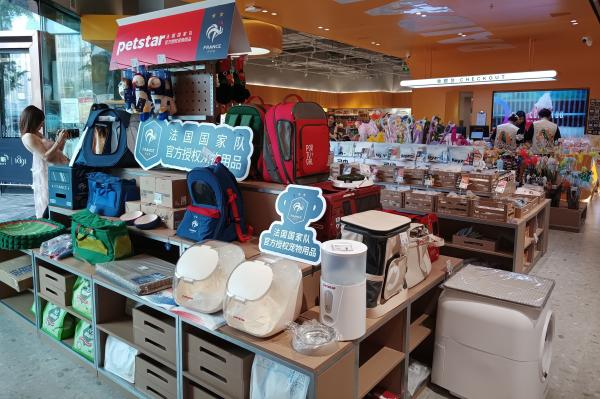 店内宠物食品与用品充分满足宠物主精细化、多样化需求。王芳摄