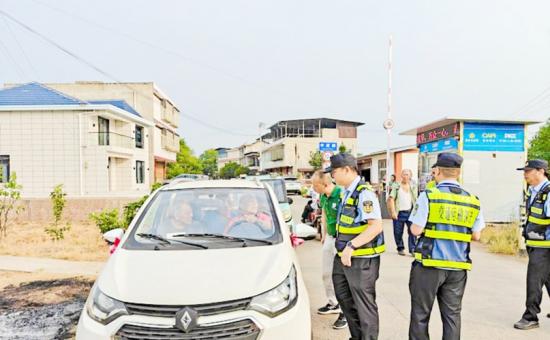 柏梓镇联合多部门开展交通专项整治行动。