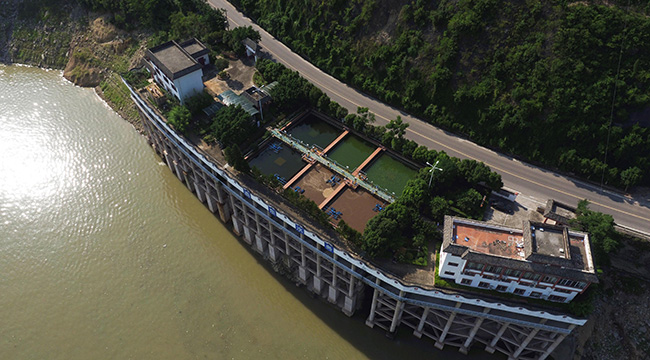 航拍长江之边的污水处理厂 守护三峡一江碧水