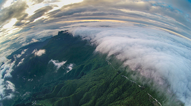 航拍夏日初晴时刻的金佛山 云挟群山显瑰丽