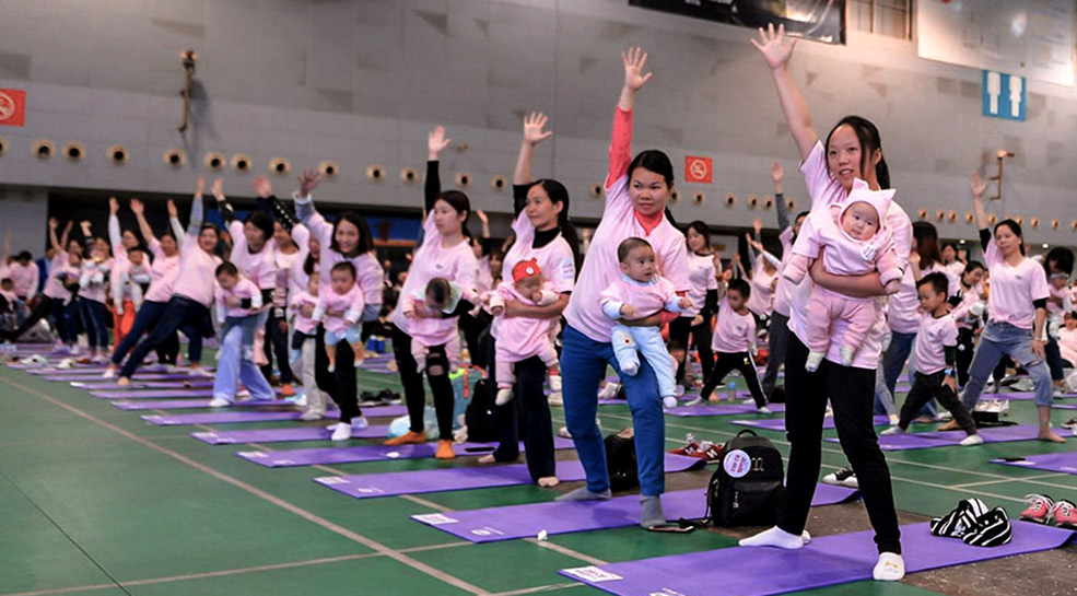 重庆千人同练亲子瑜伽 挑战世界纪录