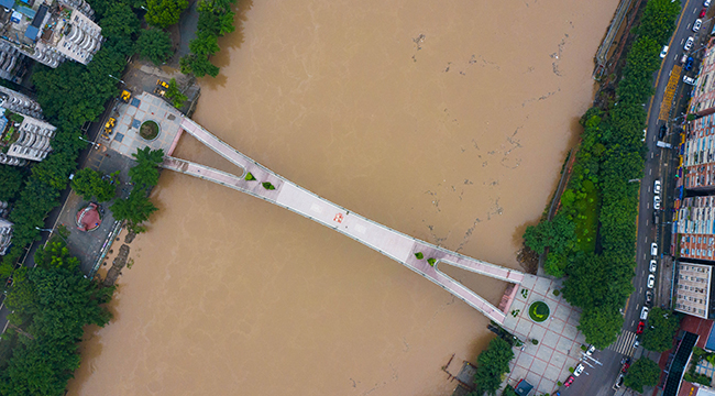 航拍：重庆启动防汛Ⅲ级应急响应 綦江城区河段河水复涨
