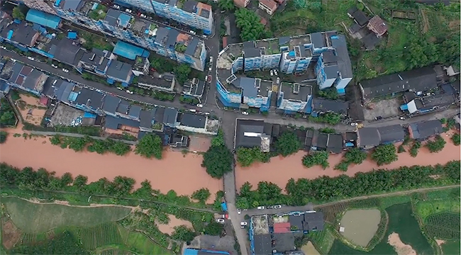 航拍：重庆江津暴雨河水倒灌 部分商户被淹