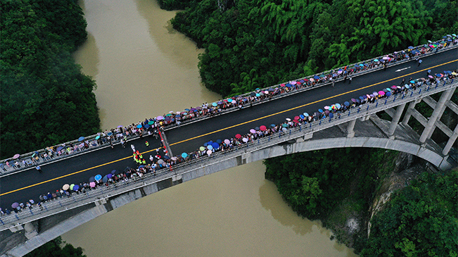 无人机航拍：重庆峡谷“扶贫桥”通车
