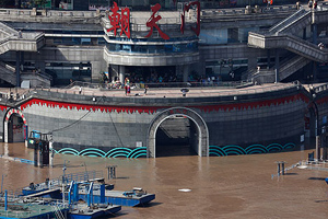 直击长江第3号洪水过境重庆 朝天门门洞被淹