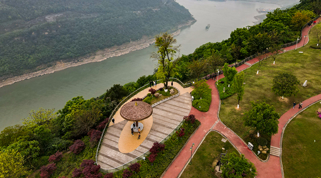 【飞“阅”中国】沿着峡江步道 看悬崖边上的长江春景