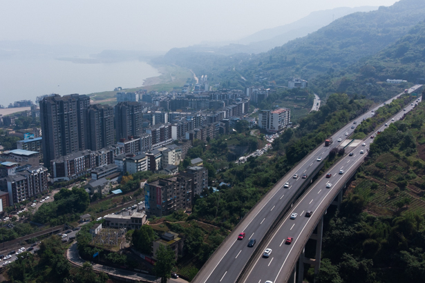与长江“伴行”的高速公路