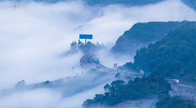 沿着高速看中国| 银百高速穿云破雾犹在画中行