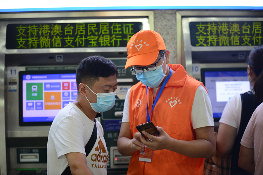 青年志愿者助力重庆火车站暑运