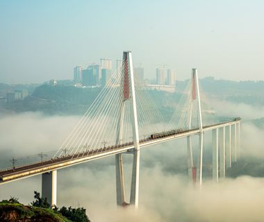 2021首屆重慶軌道交通攝影大賽三等獎《衝出晨霧》