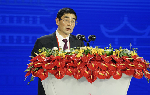 重庆市科协主席，中国工程院院士潘复生主持大会开幕式
