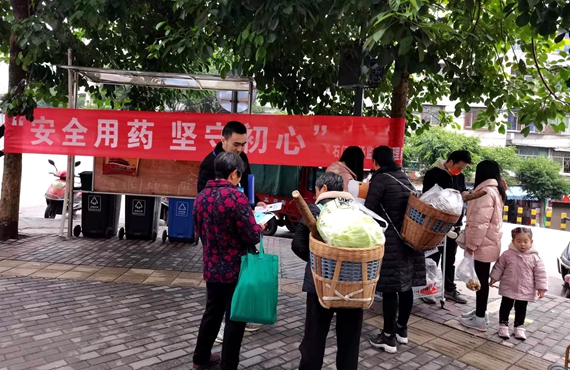 江津区石门市场监管所在赶集日向群众宣传安全用药知识。