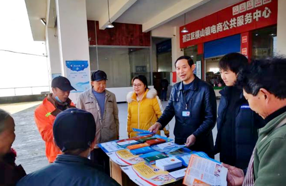 綦江横山镇利用赶集日开展药品安全宣传。