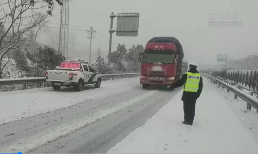 24小时内 他们两度抢通因积雪中断的高速公路