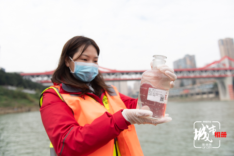 徐桂红是重庆市生态环境监测中心的工程师。大学毕业后，她通过层层选拔考试，成了一名水环境监测人，为守护绿水青山贡献自己的一份力。新华网 耿骏宇 摄 陈雨 文