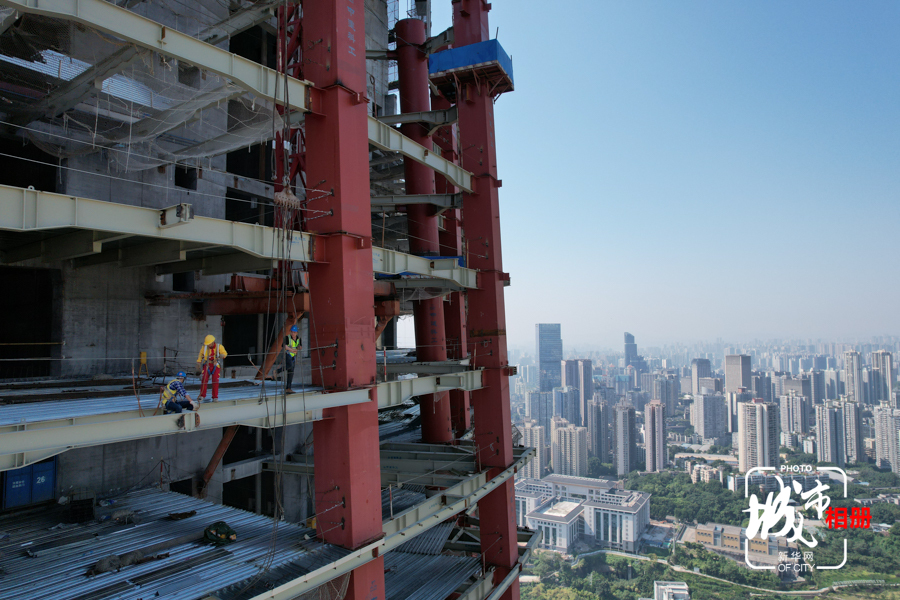 关键词：攀登。陆海国际中心是重庆在建第一高楼，建成后这里将成为458米的城市新地标。29岁的张杭是一名土建工程师，负责该项目现场的土建工程施工管理。