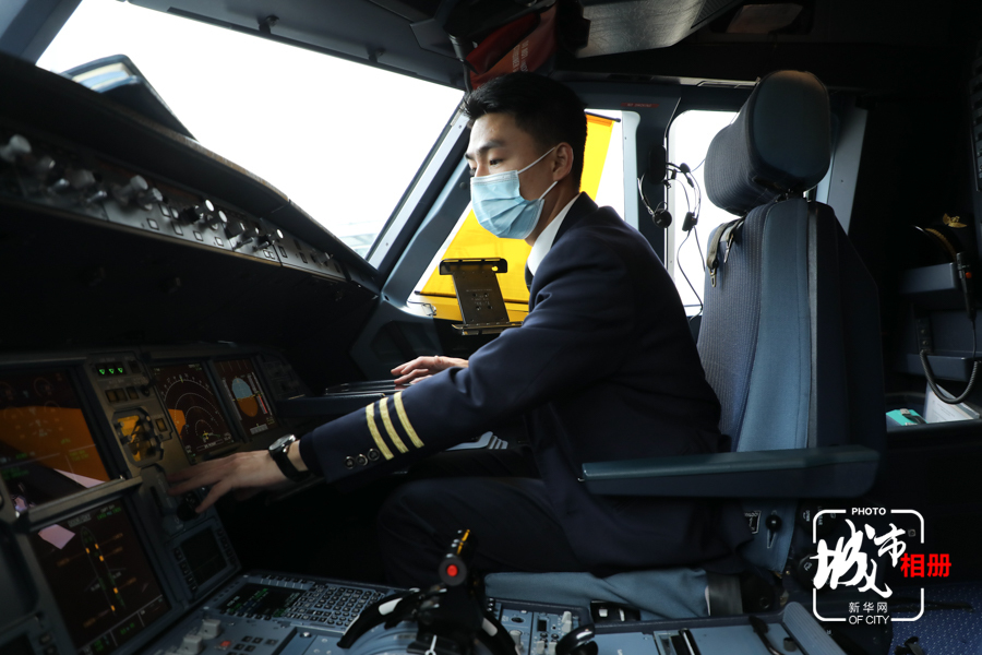 和空姐一样在空中为大家的安全护航的还有飞行员。今年27岁的刘晓周就是其中的一员。新华网发（黄勇 摄）陈雨 文