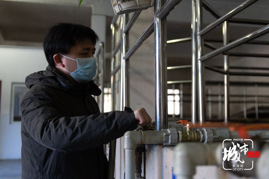 罗智鸿是大溪沟水厂的制水工人，今年是他参与制水的第四个年头。新华网 耿骏宇 摄 陈雨 文