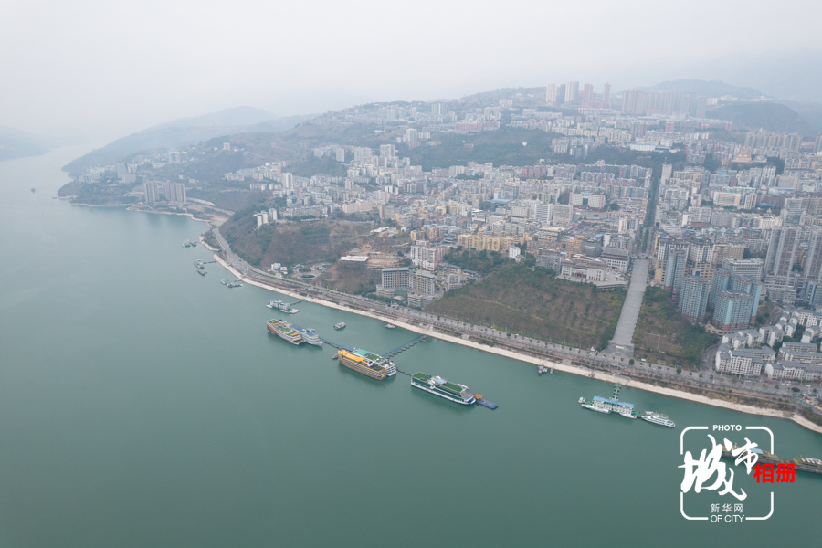 这些年，魏嵬和同事们的努力没有白费。自2017年至今，长江重庆段出境断面稳定保持在II类水质标准，各支流水质稳定达到相应水域功能水质标准，达标率100%。新华网 耿骏宇 摄 陈雨 文