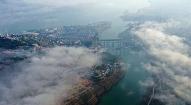 平流雾笼罩滨江之城似水墨画