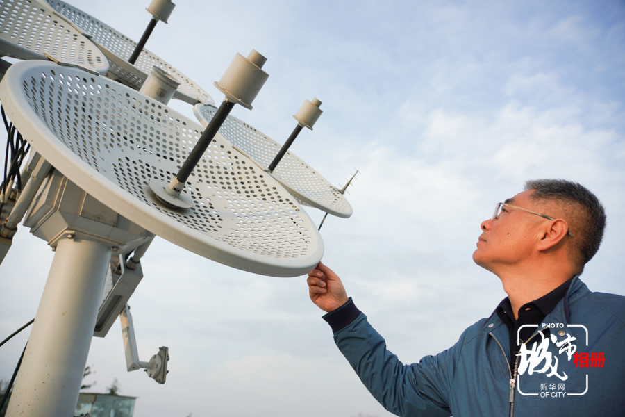 放飞气球的地点位于沙坪坝区高空气象观测站，这里是重庆市唯一的高空气象观测站。全国共有超过7万个地面气象观测站，但高空气象站只有120个。张银廷是沙坪坝区高空气象观测站的负责人，从事高空气象观测工作已经32年了。每天施放气球前，他都会检查一下雷达设备是否正常。新华网 耿骏宇 摄 李华曾 刘文静 文