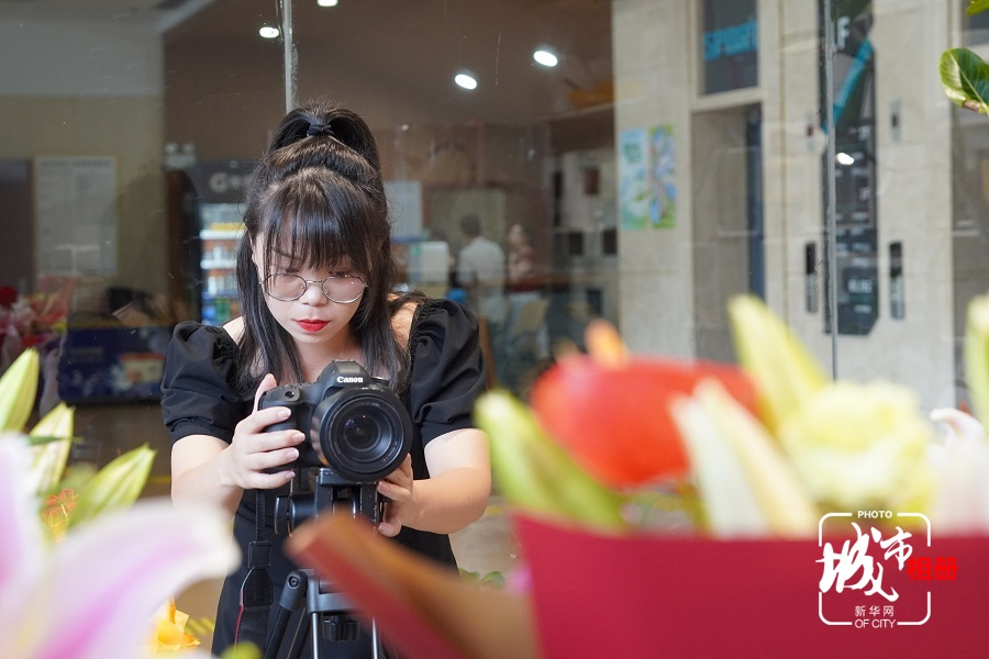 工作之余，汪林爱摄影，她喜欢也享受用相机记录美好生活的感觉。新华网 朱清 摄 陈雨 阳书琴（实习生）文