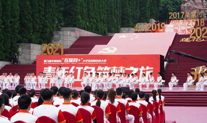 “青年红色筑梦之旅”活动全国启动仪式重庆会场设在红岩魂广场。