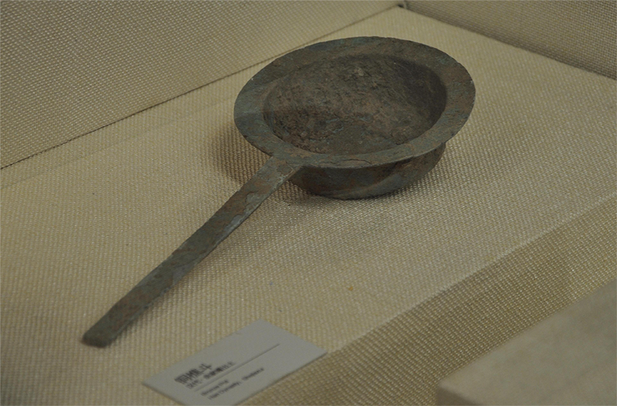圖為藏于雲陽縣博物館的漢代銅樵鬥（熨鬥），歷2000余年而完好無損。